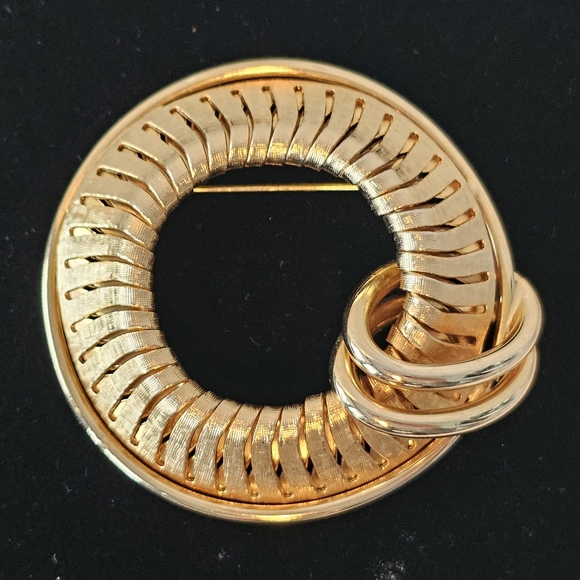 Vintage Jewelry - Vintage Unsigned Gold Tone Large Wreath Brooch